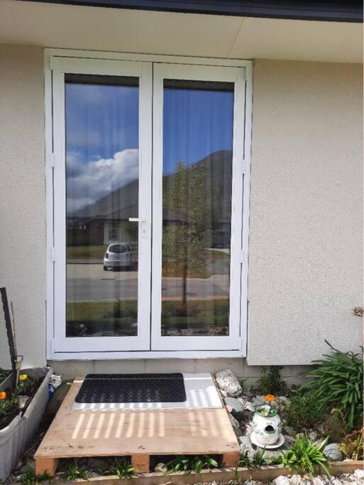 Banbury Deluxe With Spa Bath! Private Courtyard! كوينستاون المظهر الخارجي الصورة